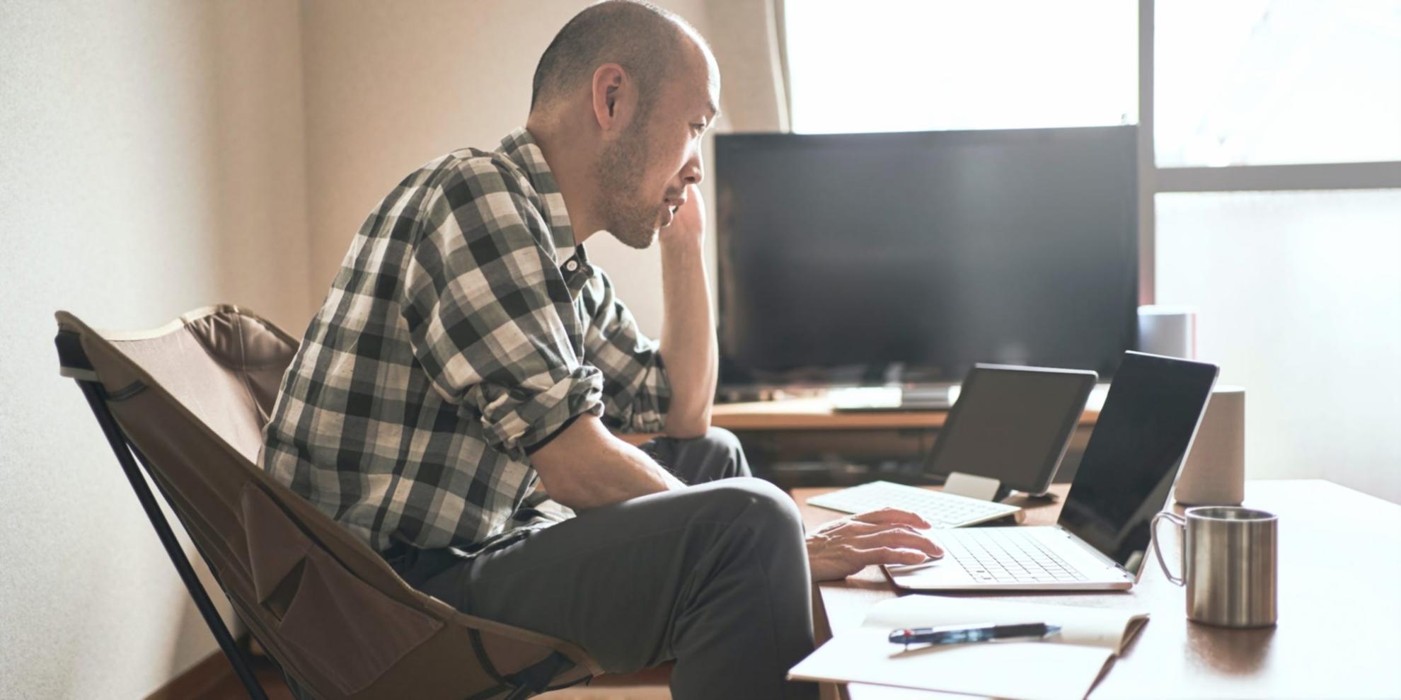 Teilnehmer arbeitet konzentriert an Online-Workshop-Übungen zur Geschäftsentwicklung
